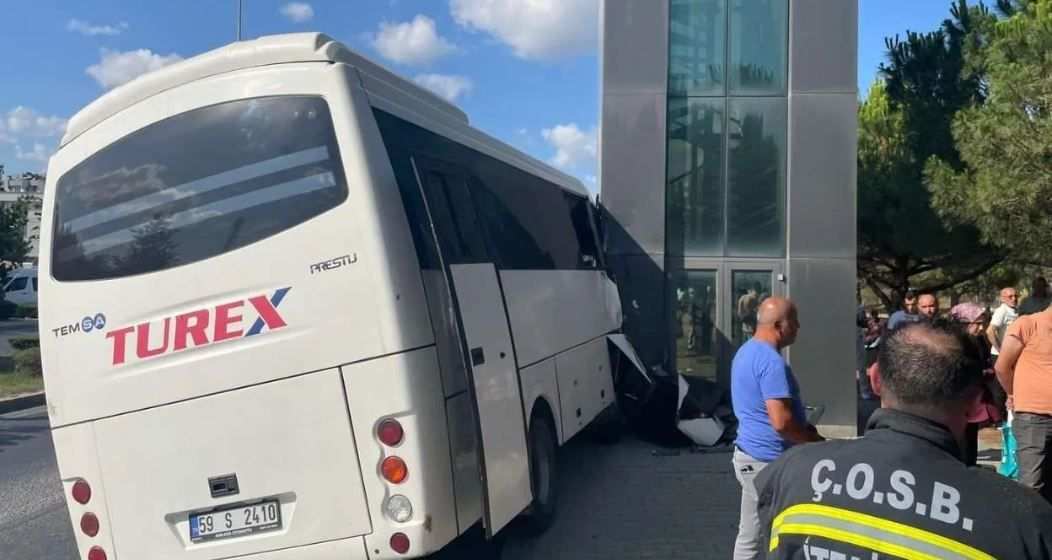 İşçi servisi direğe çarptı: 16 işçi yaralandı