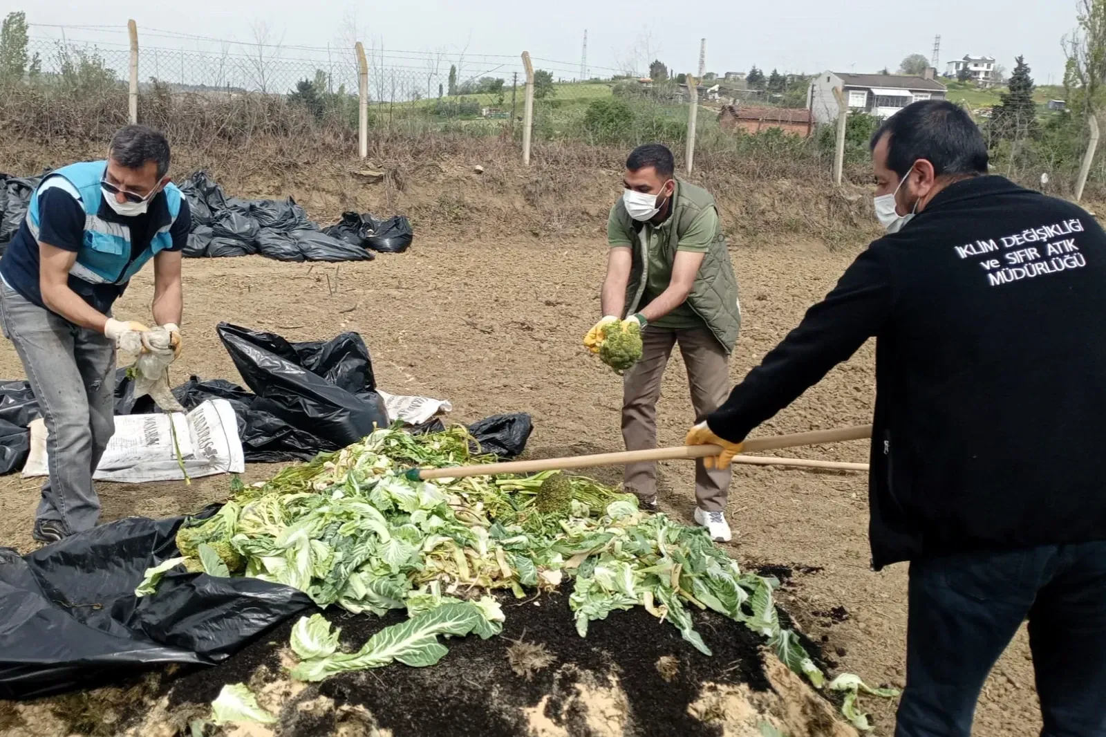 Organik atıklar komposta dönüşüyor