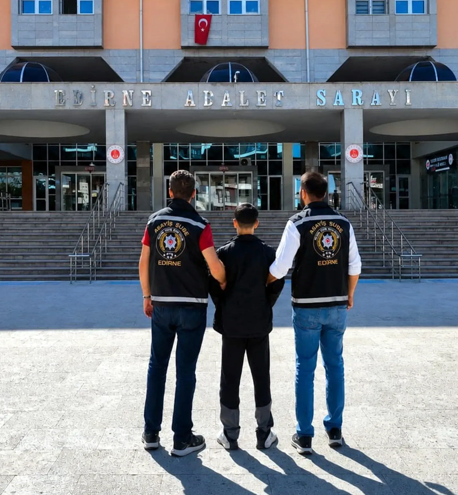 43 yıl hapis cezasıyla aranıyordu, saklandığı evde yakalandı
