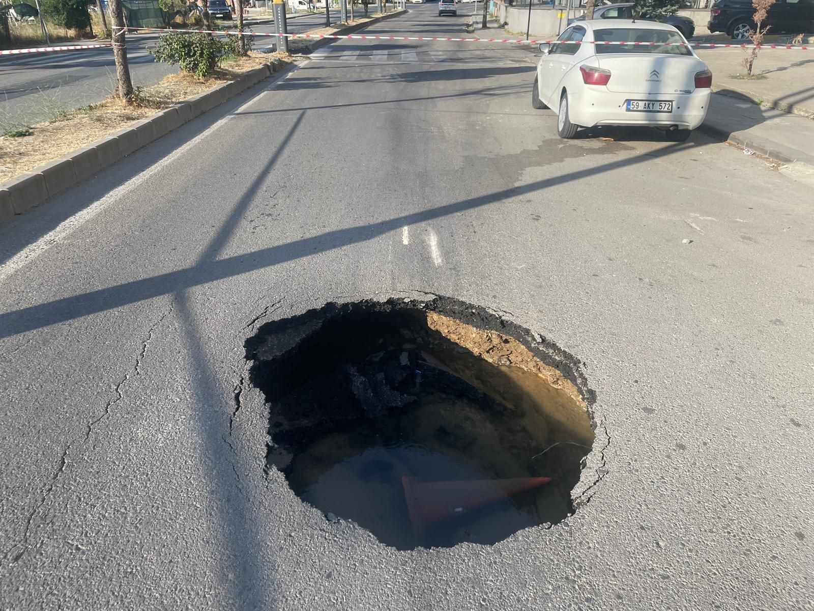 Bu da oldu! Veliköy’de yol çöktü