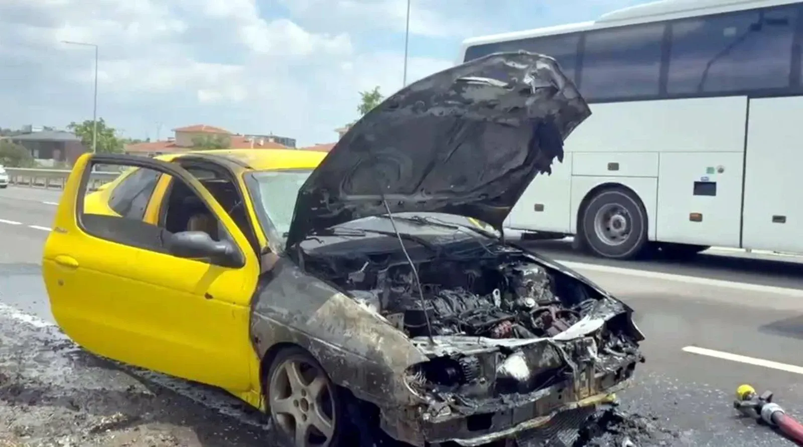 Tekirdağ'da seyir halindeki otomobil yandı