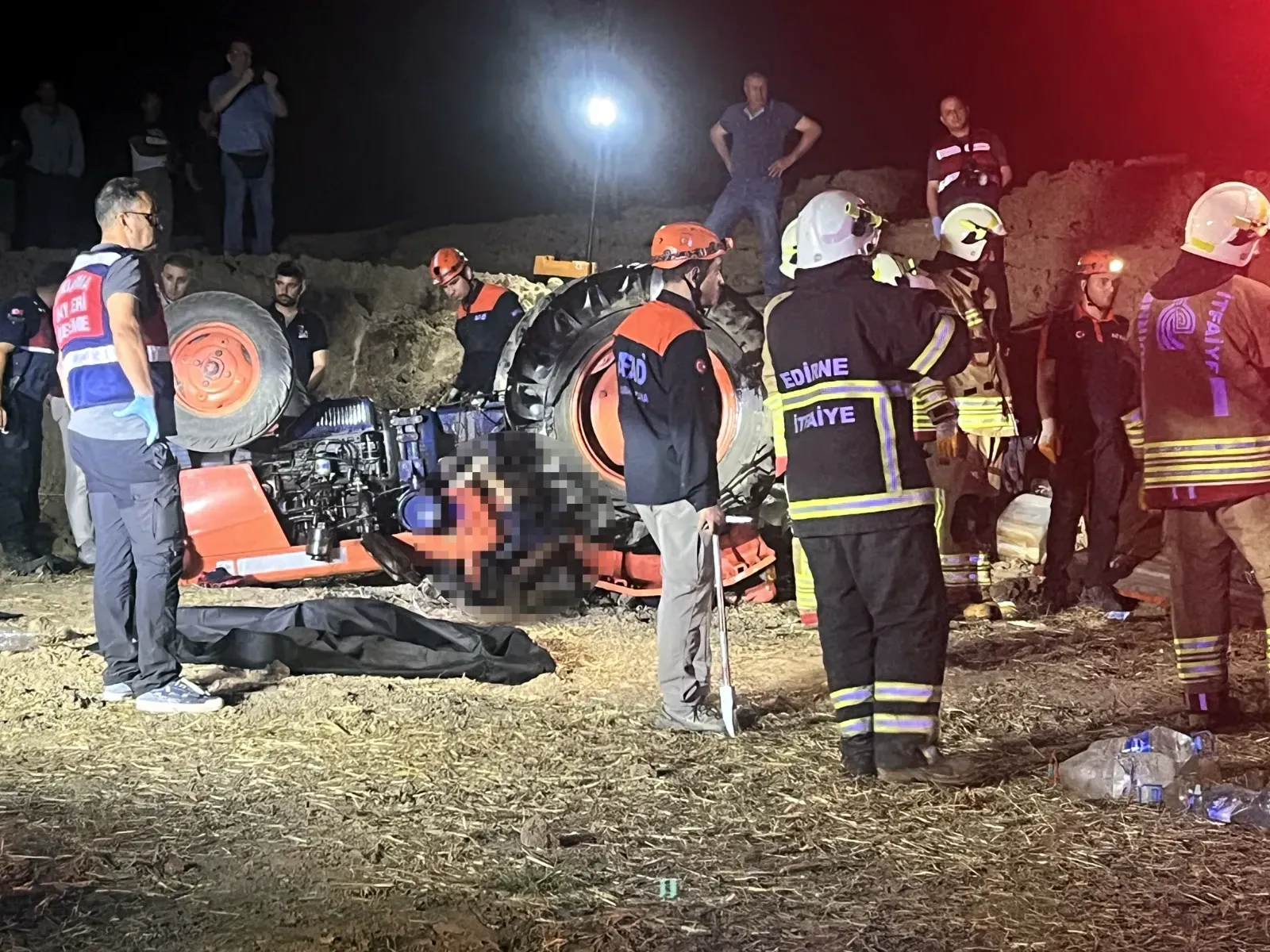 Traktör kazasında ölen çift, son yolculuğuna uğurlandı
