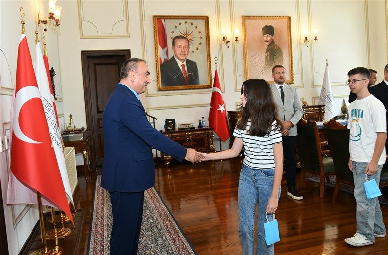 Vali Soytürk, LGS’de Türkiye şampiyonu olan öğrencileri ağırladı