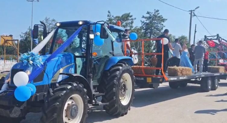 Trakya usulü sünnet düğünü: Şehirde lüks otomobil, Karlı’da traktör konvoyu!
