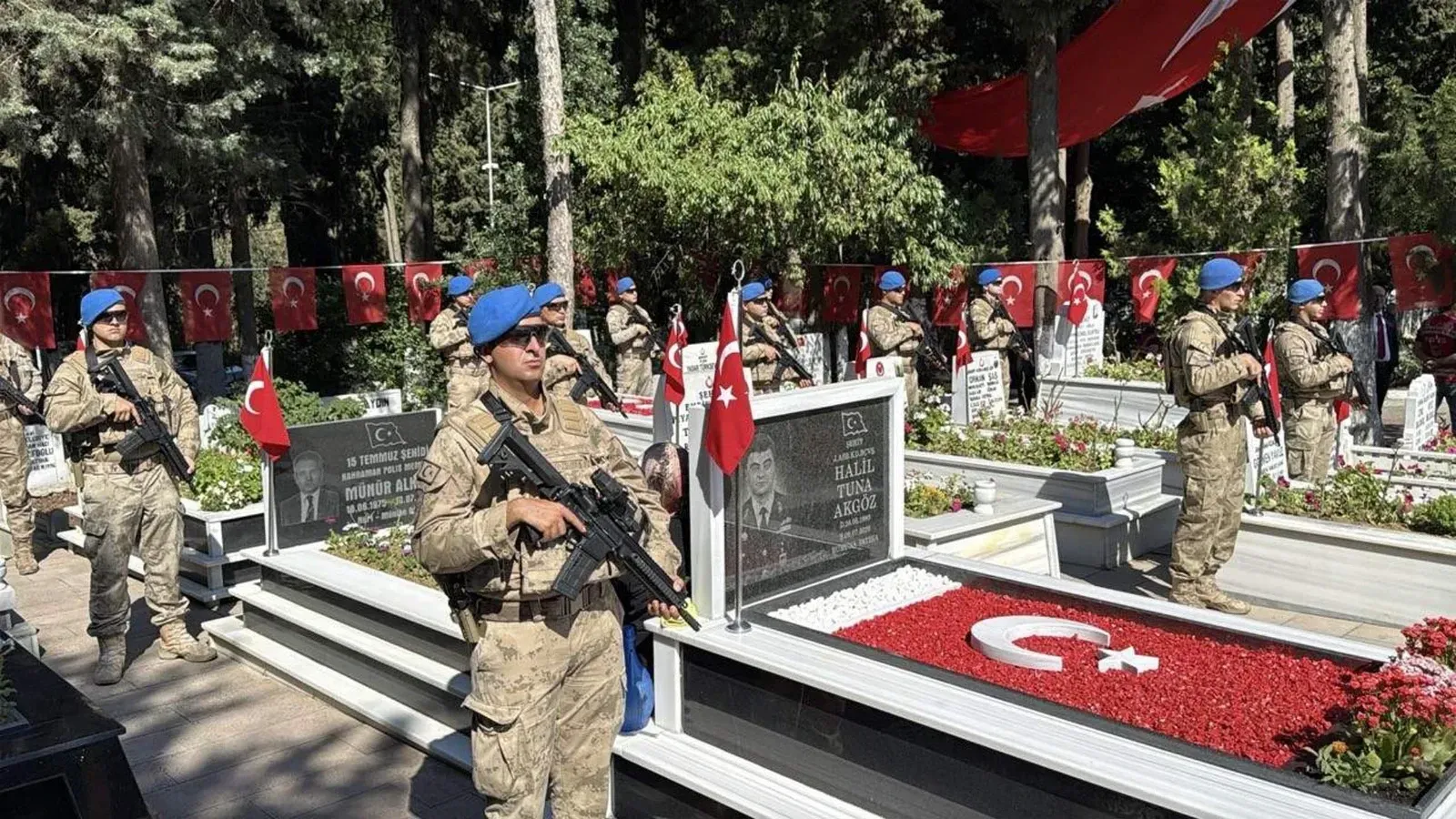 Şehitlerimiz kabirleri başında dualarla anıldı