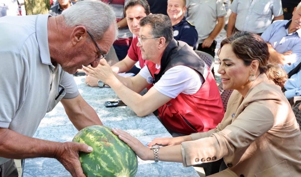 Büyükşehir, dolunun vurduğu çiftçiden 5 ton karpuz aldı