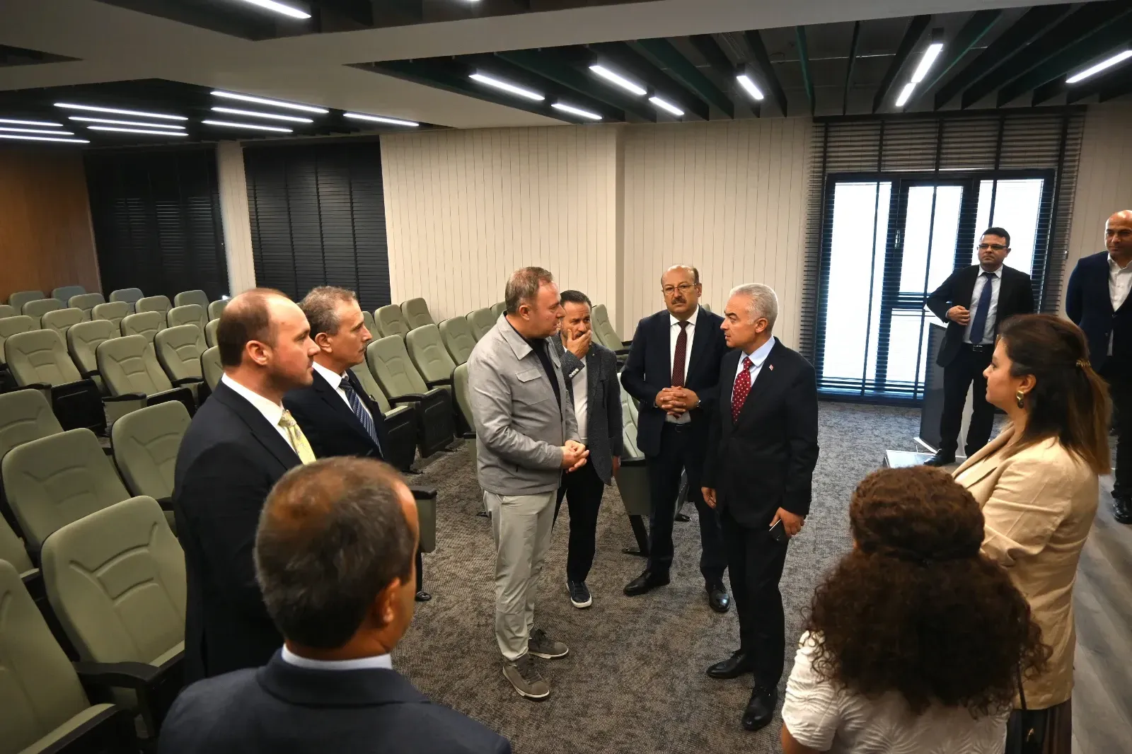 Vali Turan ve beraberindekiler, KTSO’nun yeni salonunu gezdi