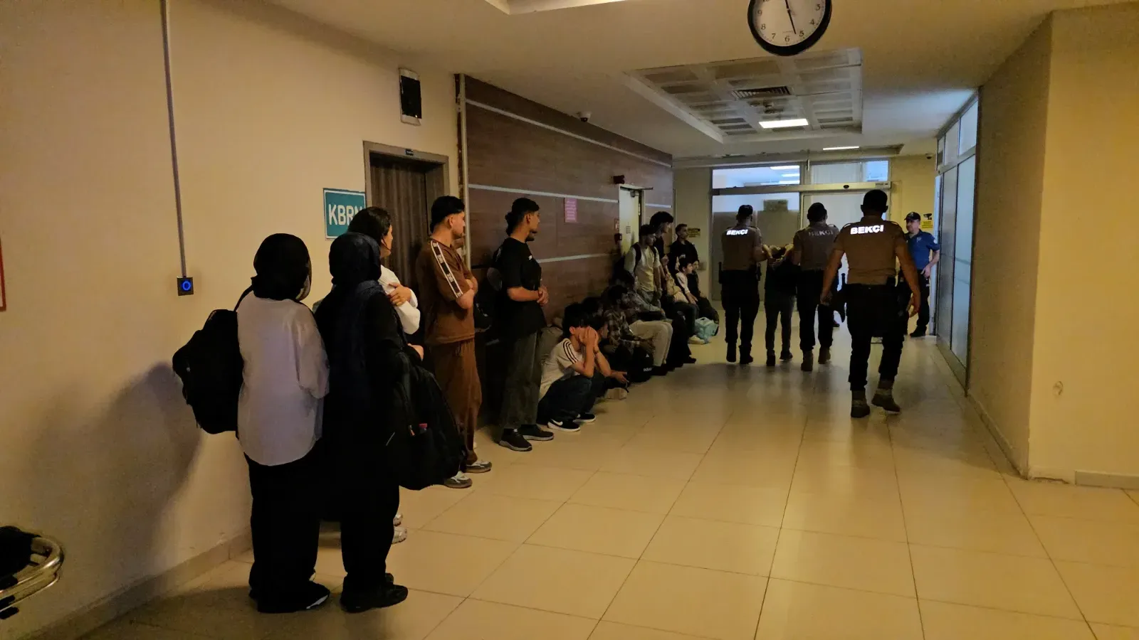 Durdurulan minibüsten kaçak göçmenler çıktı