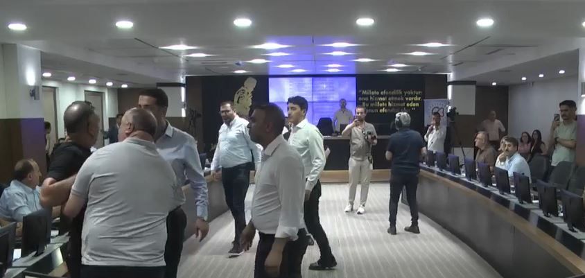 Belediye Meclisi’nde tansiyon yükseldi