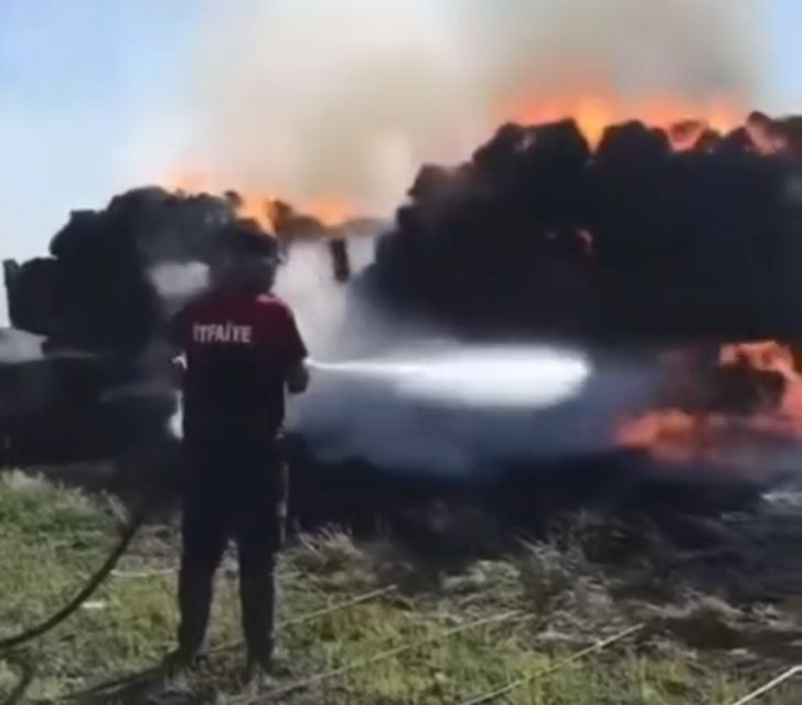 İzmarit, 2 traktör römorku ve 100 saman balyasını kül etti!