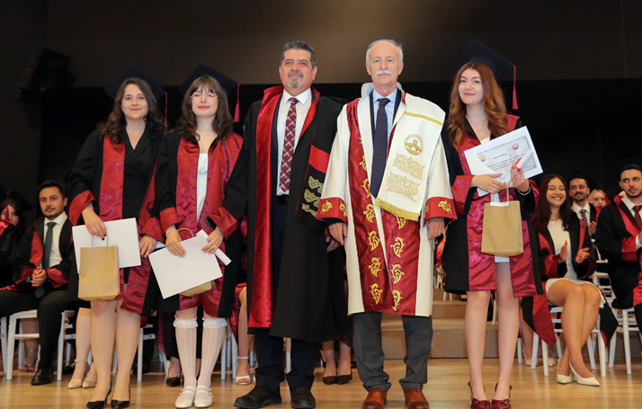 Diş Hekimliği Fakültesi’nde mezuniyet coşkusu ve gururu bir arada